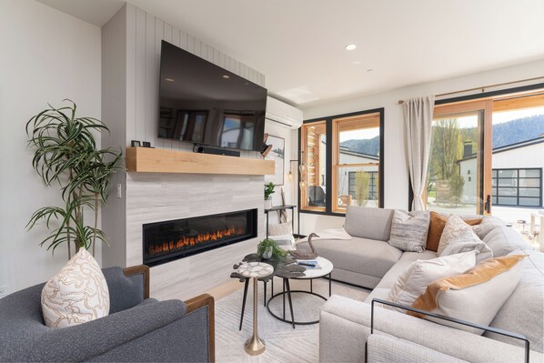 Älytelevisio, takka, työhuone