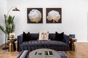 Smart TV, chimenea y oficina 