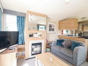 TV - Dog Friendly 3 Bedroom Static Caravan in Fritton (Bradwell)