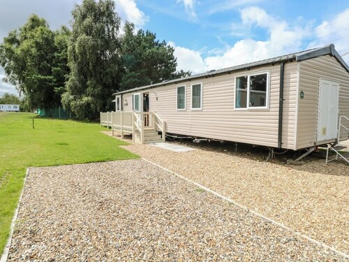 Paws and Paths: A 3-Bedroom Retreat in Fritton