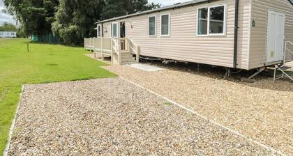 Paws and Paths: A 3-Bedroom Retreat in Fritton
