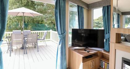 Paws and Paths: A 3-Bedroom Retreat in Fritton