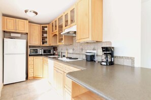 Fridge, microwave, stovetop, dishwasher