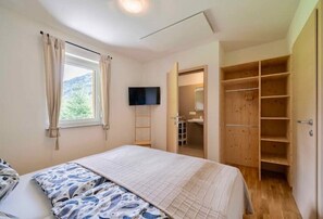 2 makuuhuonetta, silitysrauta/-lauta, vauvan matkasänky, Wi-Fi