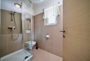 Shower, hair dryer, towels, soap - 3traumhaftes Ferienhaus in Bester Lage (Döbriach)