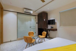 Superior Room | Soundproofing, free WiFi, bed sheets - (Mumbai)
