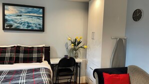 1 bedroom, desk, iron/ironing board, free WiFi - Valley Studio Private Suite (Abbotsford)