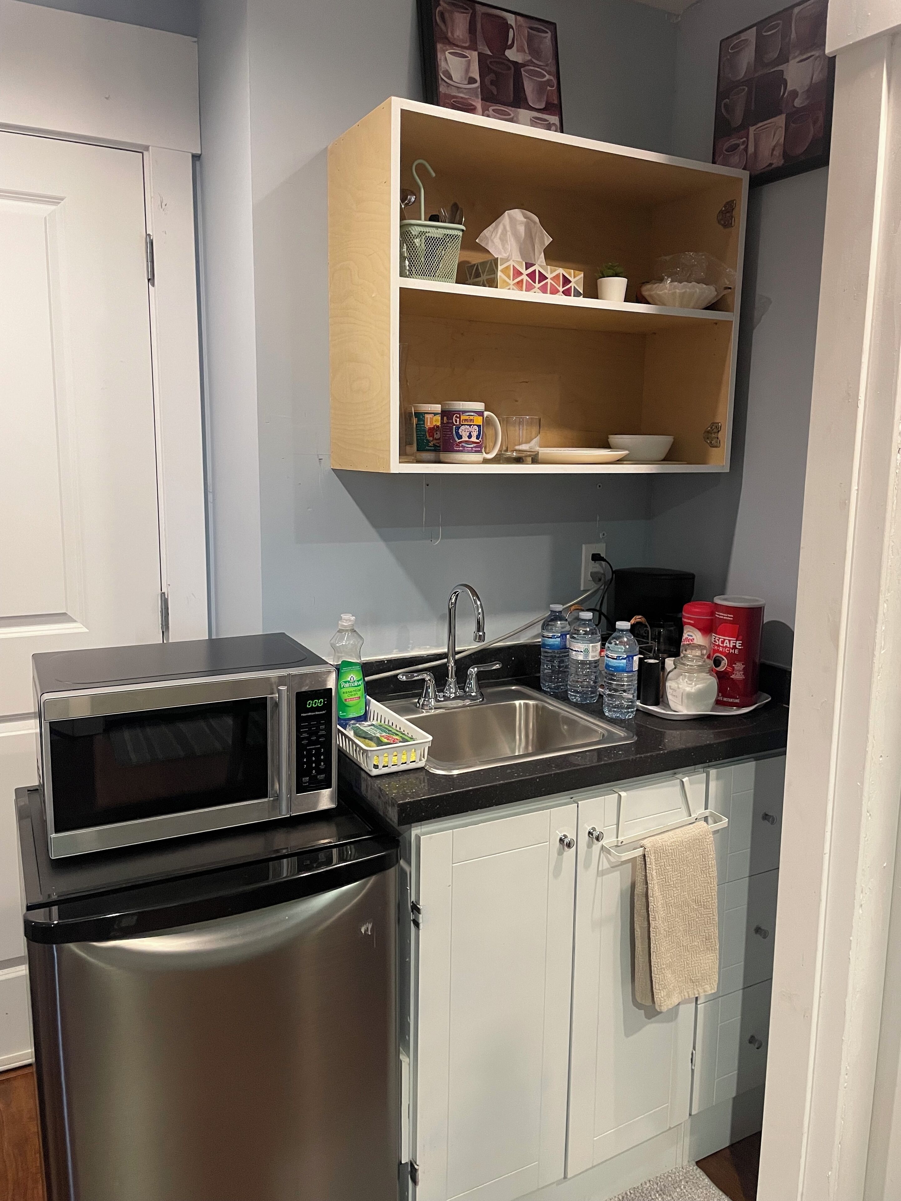 Geladeira, micro-ondas, fogão, cafeteira/chaleira