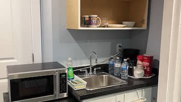 Geladeira, micro-ondas, fogão, cafeteira/chaleira