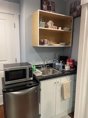 Refrigerador, microondas, horno y cafetera y tetera