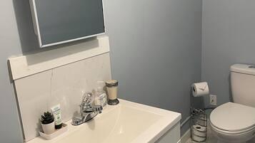 Hårtork, handdukar, tvål och schampo