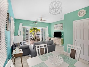 Televisión, reproductor de DVD, estéreo