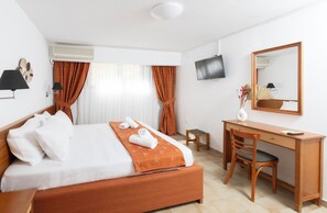 Familienapartment, Küche, Blick auf den Innenhof | Schreibtisch, laptopgeeigneter Arbeitsplatz, schallisolierte Zimmer