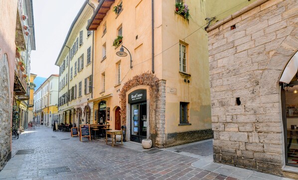 2 bedrooms, iron/ironing board, free WiFi - Glow (Como)