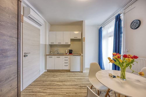 Jantar Apartments