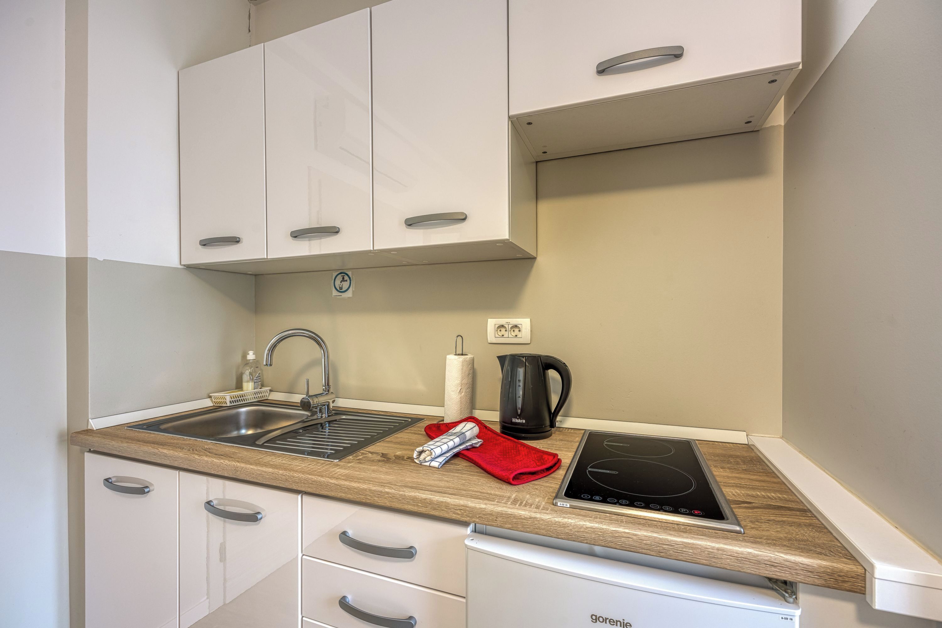 Estudio familiar (Apartments Jantar Studio 2) | Cocina privada | Refrigerador, parrilla de estufa y tetera eléctrica 