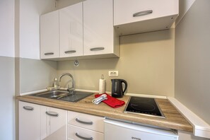 家庭开间 (Apartments Jantar Studio 2) | 私人厨房 | 冰箱、炉灶、电热水壶、厨具/餐具