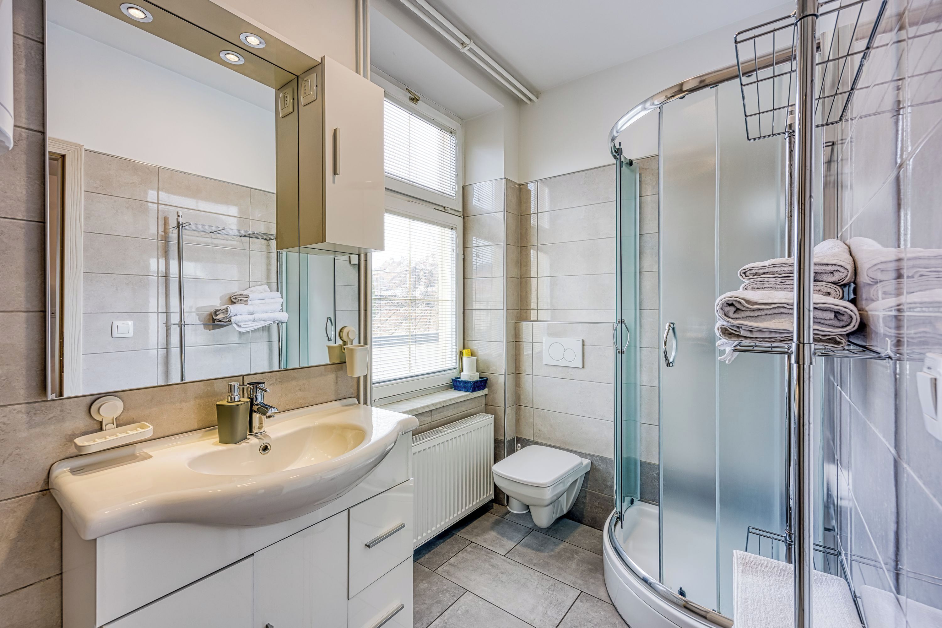 Studio dành cho gia đình (Apartments Jantar Studio 2) | Phòng tắm | Buồng tắm vòi sen, khăn tắm, xà phòng, dầu gội 