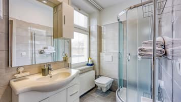 Family Studio (Apartments Jantar Studio 2) | Bathroom | Shower, towels, soap, shampoo