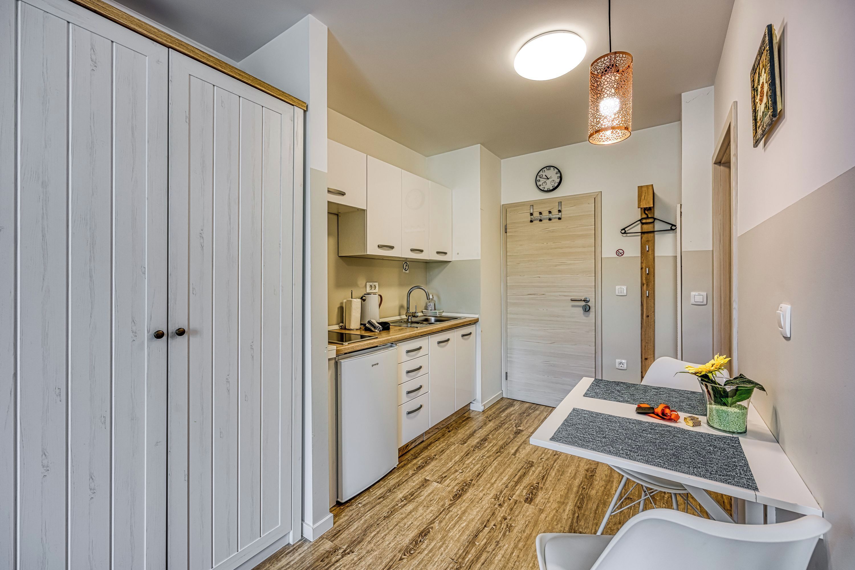 Familienstudio (Apartments Jantar Studio 1) | Eigene Kochnische | Kühlschrank, Herdplatte, Wasserkocher, Kochgeschirr/Geschirr/Besteck