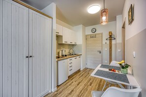 Estudio familiar (Apartments Jantar Studio 1) | Cocina básica privada | Frigorífico, placa de cocina, hervidor eléctrico y utensilios de cocina