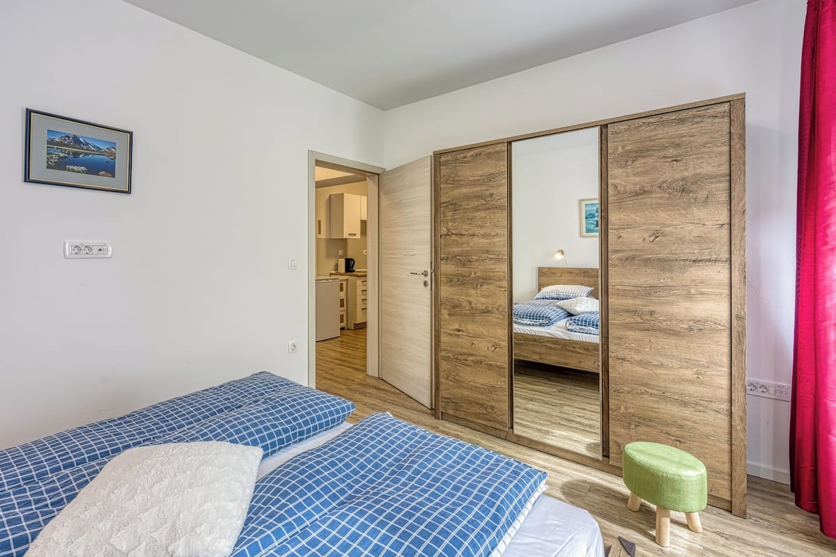 Familieleilighet, flere soverom (Apartments Jantar - Two Bedroom n.3) | Wi-fi (inkludert) og sengetøy