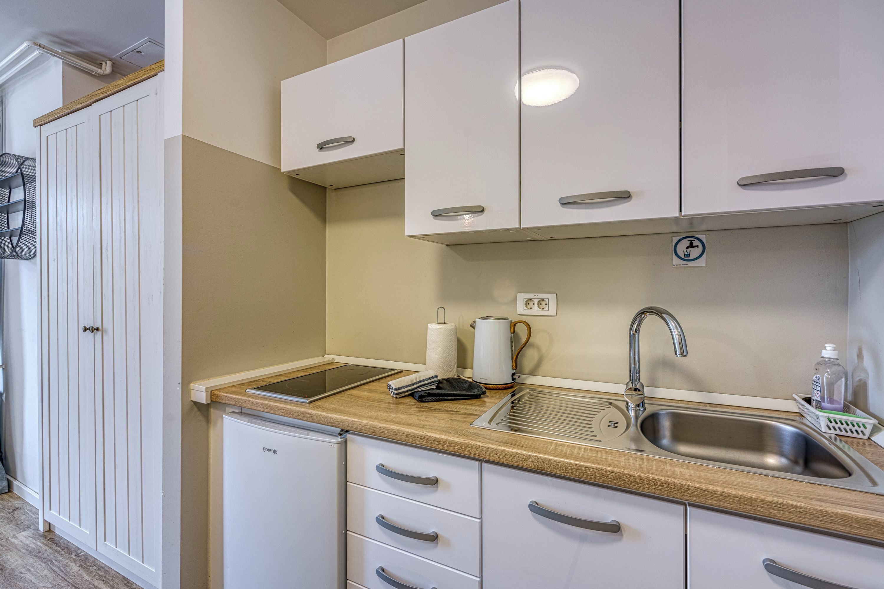 Family Studio (Apartments Jantar Studio 1) | Private kitchen | Fridge, stovetop, electric kettle, cookware/dishes/utensils