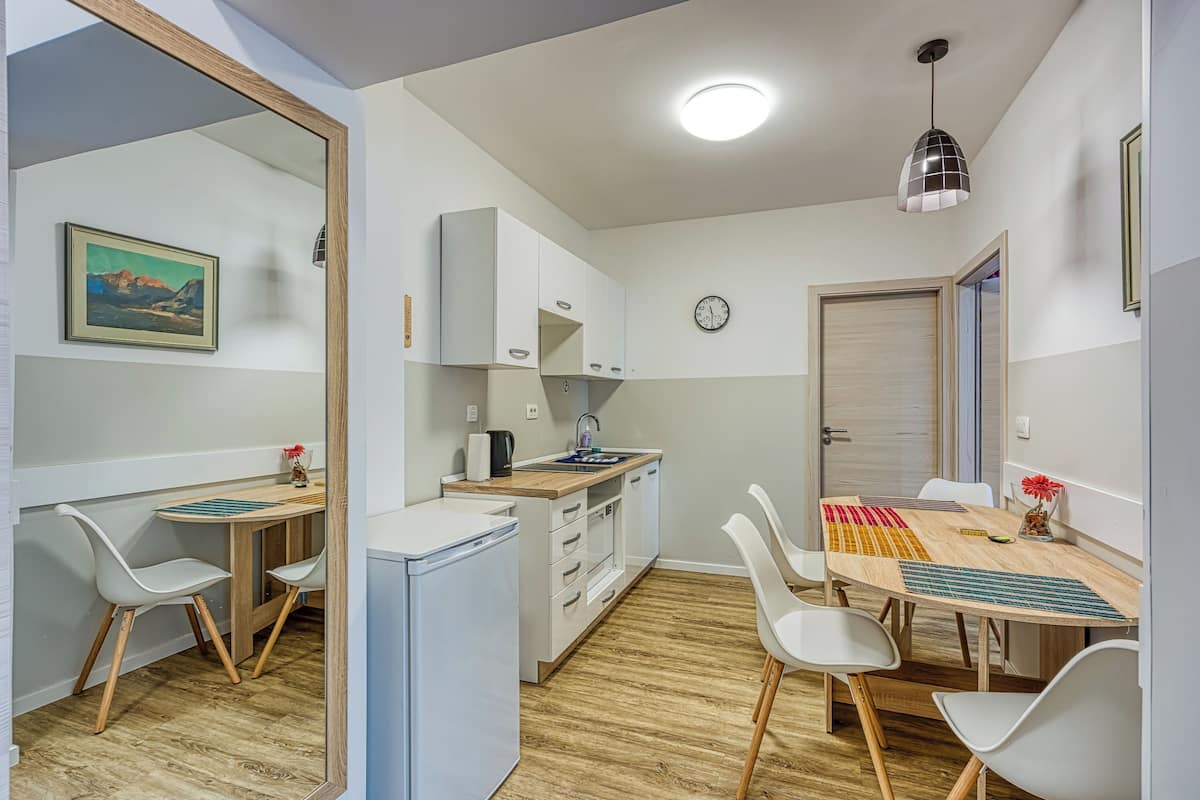 FamiljelÀgenhet - 2 sovrum (Apartments Jantar - Two Bedroom n.3) | Eget kök | KylskÄp, spishÀll, vattenkokare och grytor/köksredskap