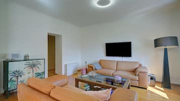 Familie appartement, meerdere slaapkamers (Apartments Jantar - Two Bedroom n.3) | Woonruimte | Een 21-inch flatscreentelevisie met digitale zenders en televisie