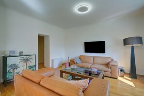 Family Apartment, Multiple Bedrooms (Apartments Jantar - Two Bedroom n.3) | Living area | 21-inch flat-screen TV with digital channels, TV - Jantar Apartments (Novo Mesto)