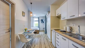 Familienstudio (Apartments Jantar Studio 1) | Eigene Küche | Kühlschrank, Herdplatte, Wasserkocher, Kochgeschirr/Geschirr/Besteck