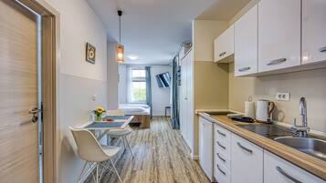 Familjestudio (Apartments Jantar Studio 1) | Eget kök | Kylskåp, spishäll, vattenkokare och grytor/köksredskap