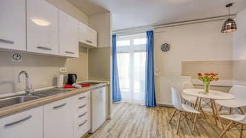 Frigorífico, placa de cocina, hervidor eléctrico y utensilios de cocina