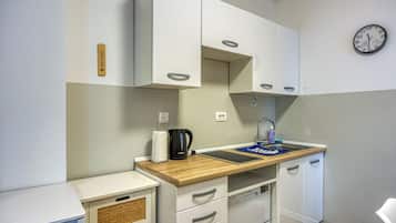 Frigorífico, placa de cocina, lavavajillas y hervidor eléctrico