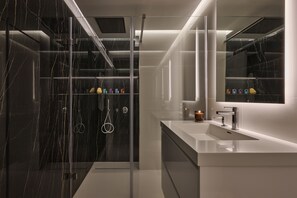 Dusche, Haartrockner, Handtücher, Seife