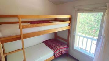 2 bedrooms, iron/ironing board, WiFi