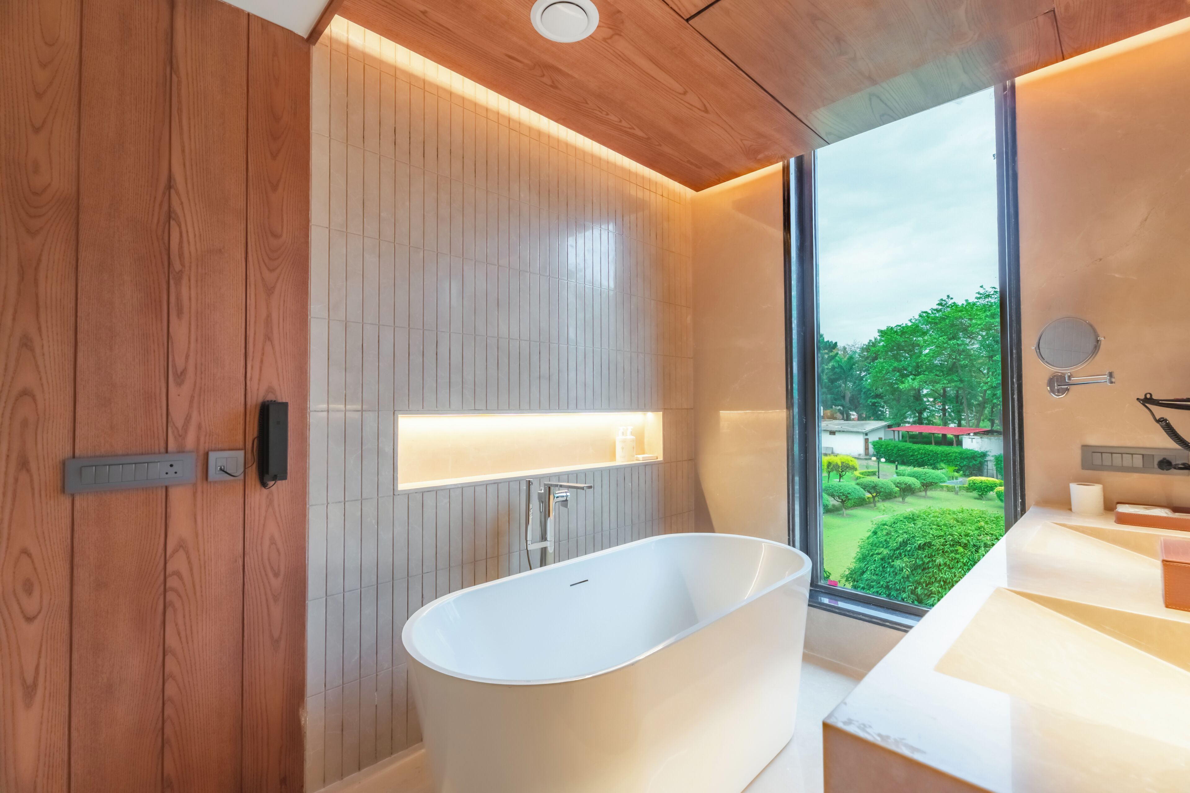 Luxury Suite Room with Bathtub and Balcony | Bathroom | Shower, free toiletries, hair dryer, towels