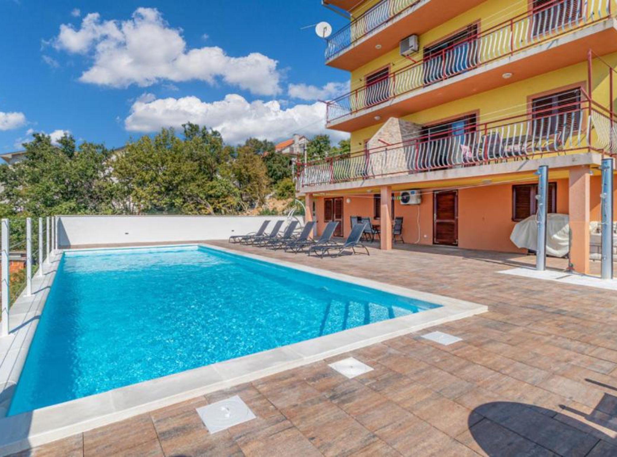 Appartement (Two Bedroom Apartment with Terrace an) | Zwembad | Een seizoensgebonden buitenzwembad, parasols voor strand/zwembad