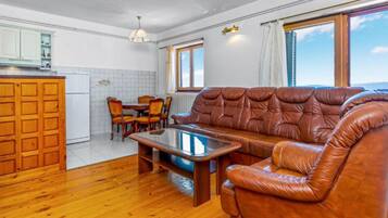 Apartment (Two Bedroom Apartment with Terrace an) | Ruang tamu | 32 inci televisyen skrin rata dengan satelit