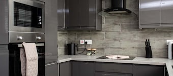 Free Parking | 5 Min to Metro Centre | Modern House