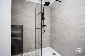 Séchoir à cheveux, serviettes fournies