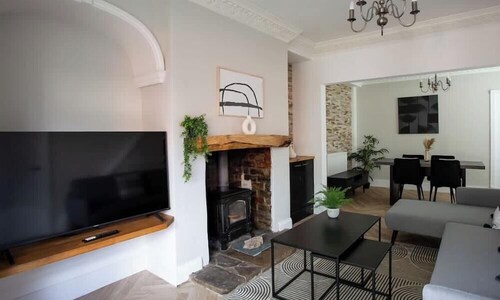 Modern Interior | 5 Mins to Metro Centre | WiFi