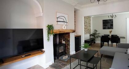 Modern Interior | 5 Mins to Metro Centre | WiFi