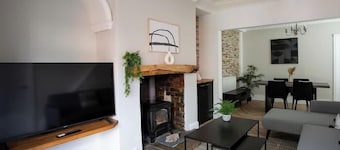 Modern Interior | 5 Mins to Metro Centre | WiFi