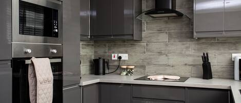 Jääkaappi, mikroaaltouuni, uuni, liesi