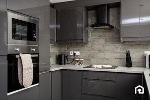 Kühlschrank, Mikrowelle, Ofen, Herdplatte