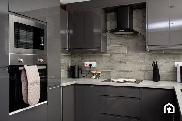 Jääkaappi, mikroaaltouuni, uuni, liesi