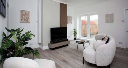 Vacant Nests | The Attwood | Smart Tv | WIFI