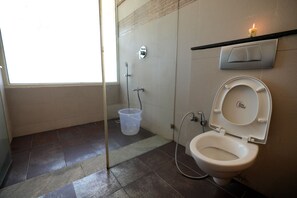 Shower, slippers, bidet, towels - Akkandi Veedu Fairy Falls by XACRO (Kodaikanal)