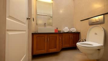 Pancuran mandi, bidet, tuala disediakan